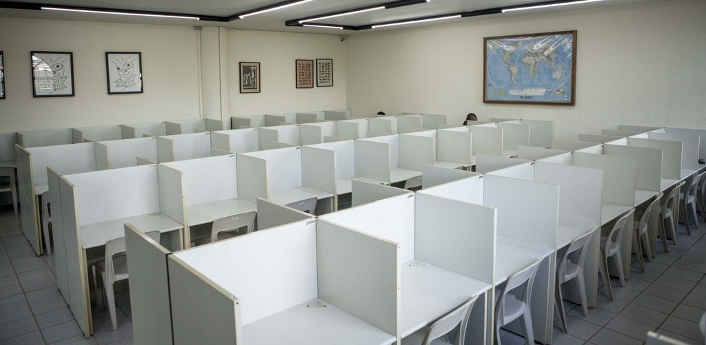 Sala com cabines de estudo individuais